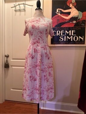 Feminine Pink Floral Midi Dress with Pleated Skirt